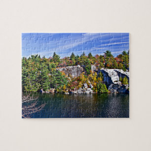 Herbstlaub um See Minnewaska