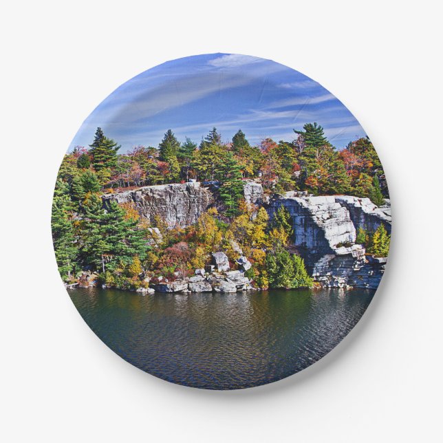 Herbstlaub um See Minnewaska Pappteller (Vorderseite)