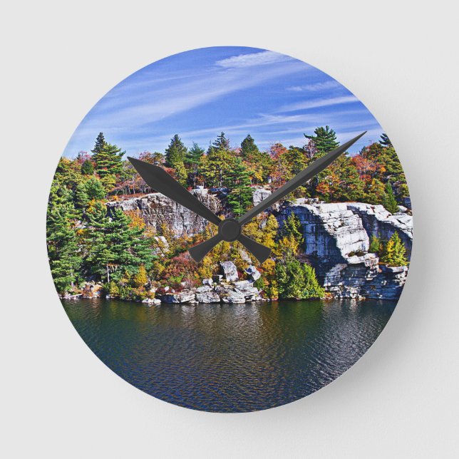 Herbstlaub um See Minnewaska Runde Wanduhr (Vorderseite)