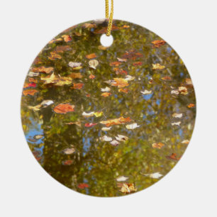 Herbstlaub und Bachreflexion im Greenbelt Keramikornament