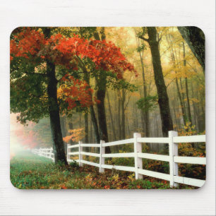 Herbstlaub und Bäume Weißer Lattenzaun Mauspad