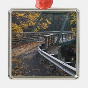 Herbstlaub und eine Brücke über den Millers Ornament Aus Metall