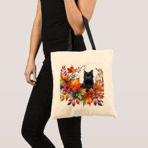 Herbstlaub und schwarze Katze  Tragetasche