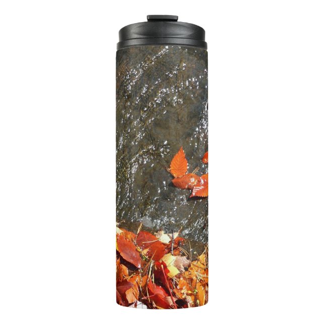 Herbstlaube im Wasserfall I Herbstfotografie Thermosbecher (Vorderseite)