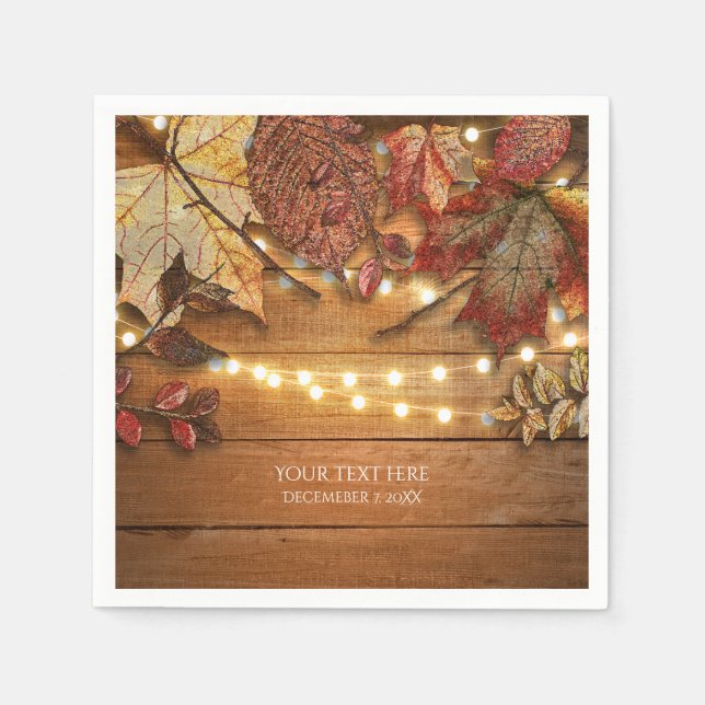 Herbstlaube und Lichter auf rustikalem Holz Serviette (Vorderseite)