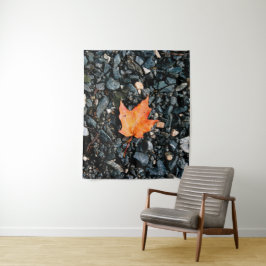 Herbstleaf auf schwarzen Felsen Wandteppich