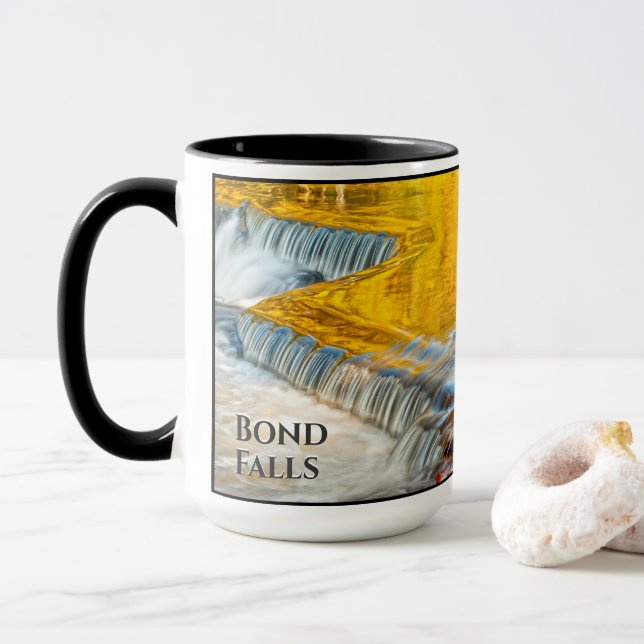 Herbstliche Blätter in Bond Falls Michigan Tasse (Mit Donut)
