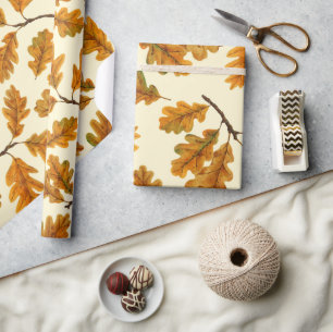 Herbstliche Eichenblätter auf cremeweiß Geschenkpapier