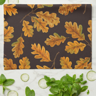 Herbstliche Eichenblätter auf dunkelbraun Geschirrtuch