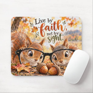 Herbstliche Eichhörnchen schauen durch Brillen Mousepad