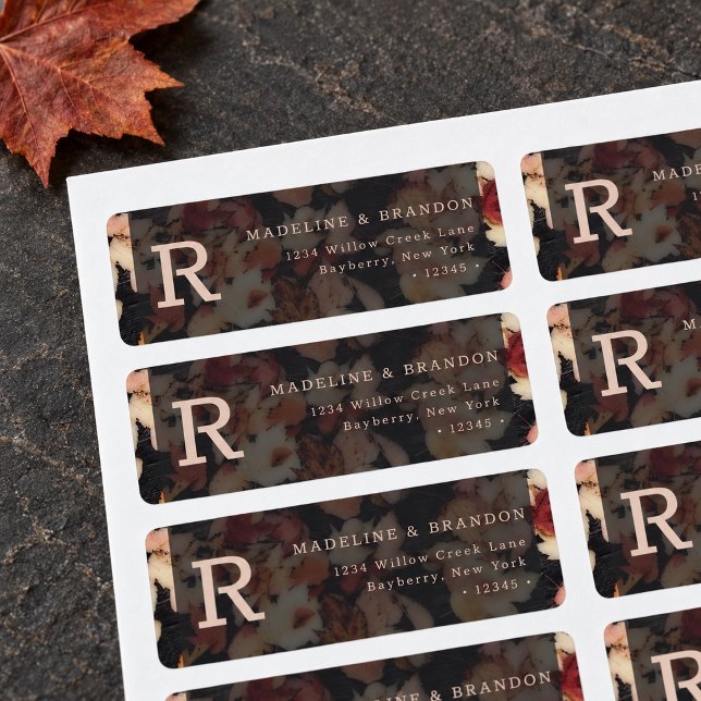 Herbstliche Hochzeitsmonogramm-Rufzeichen (Return address label with autumn foliage and printed dark wood. Props not included.)