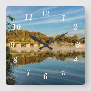 Herbstliche Morgenröte am Lake Springfield Wanduhr