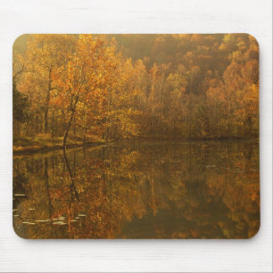 Herbstliche Spiegelungen auf dem Teich. Mousepad