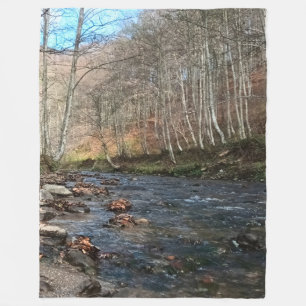 Herbstlicher Gebirgsfluss – Wilde Natur Rumänien Fleecedecke