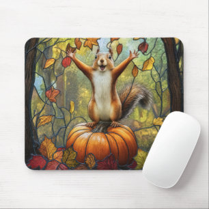 Herbstliches Eichhörnchen auf Kürbis in Glasmalere Mousepad