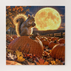 Herbstliches Eichhörnchen mit Eichel und Vollmond