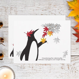 Herbstmaple Blätter und Pinguin Funny Fall Saison Postkarte