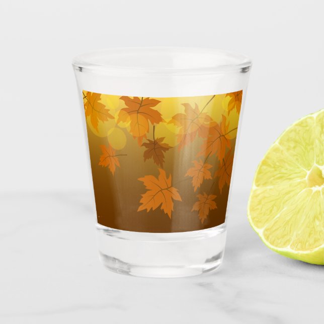 Herbstmuster mit abfallenden Ahorn-Blätter und Buc Schnapsglas (Vorderseite)