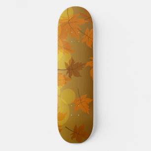 Herbstmuster mit abfallenden Ahorn-Blätter und Buc Skateboard