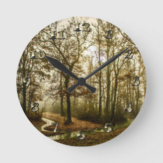 Herbstnebel im Wald Runde Wanduhr