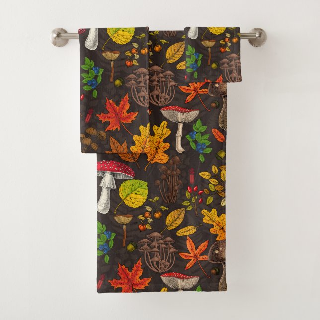 Herbstpilze, Blätter, Nüsse und Beeren im Dunkeln Badhandtuch Set (Insitu)