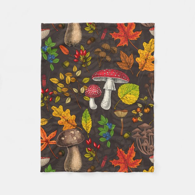 Herbstpilze, Blätter, Nüsse und Beeren im Dunkeln Fleecedecke (Vorderseite)