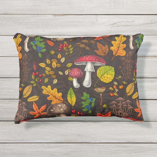 Herbstpilze, Blätter, Nüsse und Beeren im Dunkeln Kissen Für Draußen (Vorderseite)