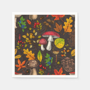 Herbstpilze, Blätter, Nüsse und Beeren im Dunkeln Serviette