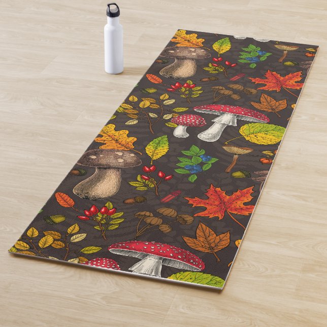 Herbstpilze, Blätter, Nüsse und Beeren im Dunkeln Yogamatte (Beispiel)