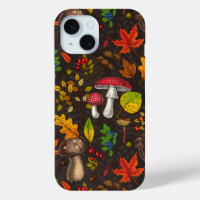 Herbstpilze, Nüsse und Beeren im Dunkeln