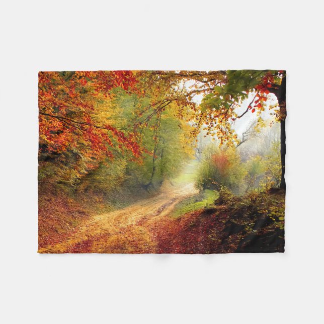 Herbstreben und Bäume, die die Schotterstraße abde Fleecedecke (Vorderseite (Horizontal))