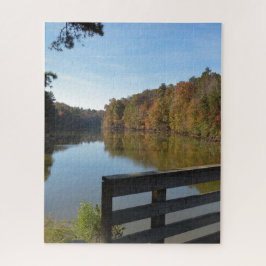 Herbstreflektionen auf dem See durch die rustikale