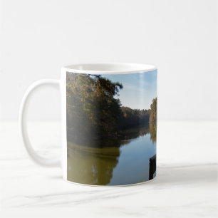 Herbstreflektionen auf dem See durch die rustikale Kaffeetasse