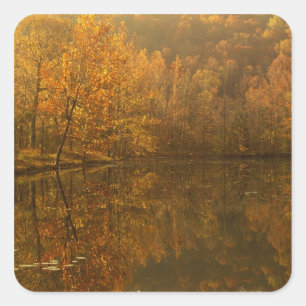 Herbstreflektionen auf dem Teich. Quadratischer Aufkleber
