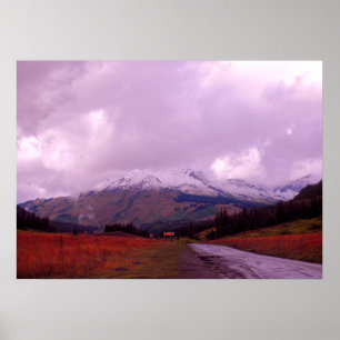 Herbstrote Felder unter einem stürmischen Berghimm Poster