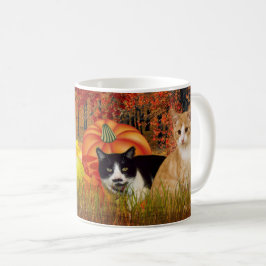 Herbstsaison Katzen in Pumpkin-Patch / Herbststil Kaffeetasse
