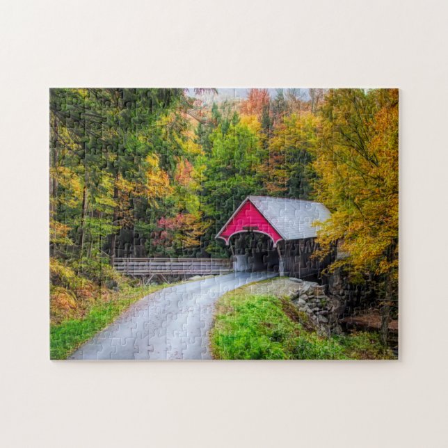 Herbstspaziergang durch überdachte Brücke (Horizontal)