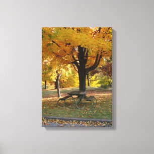 Herbstszene mit Picknicktisch. Leinwanddruck