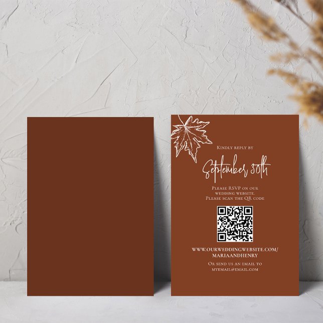 Herbstverläufe Hochzeitsszenario RSVP QR-Code Karte (Burgundy fall leaves RSVP enclosure card template.)