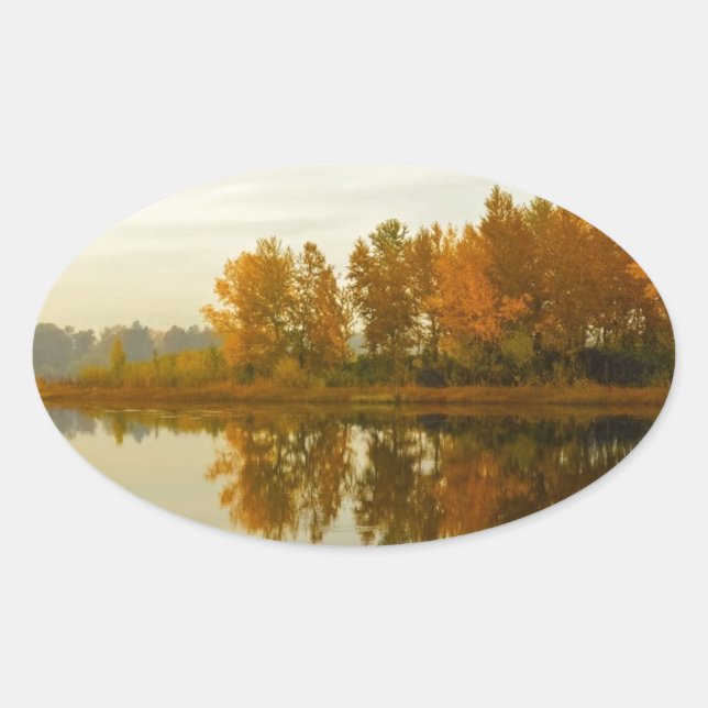 Herbstwald am Fluss Ovaler Aufkleber (Vorderseite)