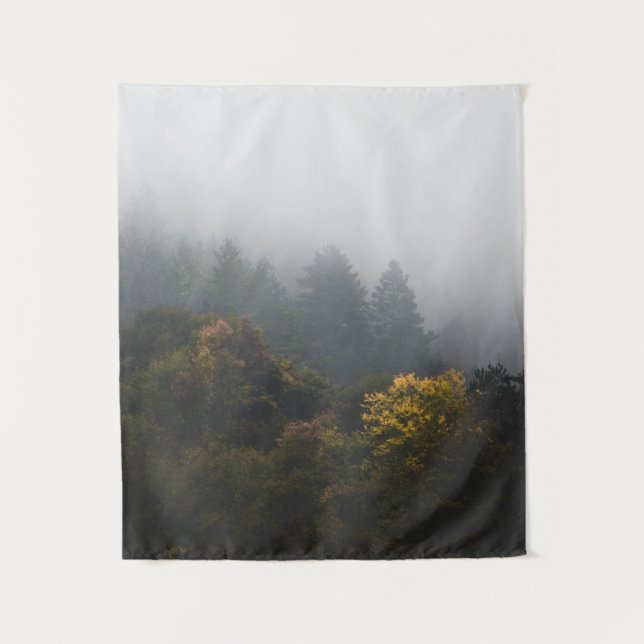Herbstwald in Nebel gewickelt Wandteppich (Vorderseite)