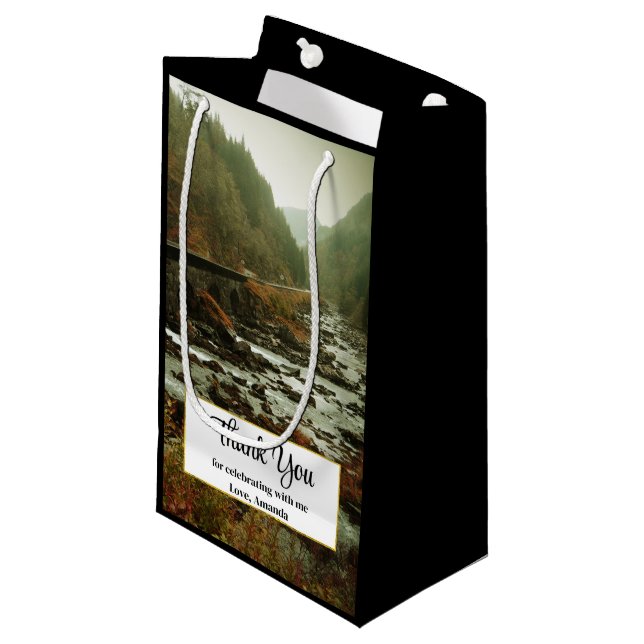 Herbstwald und Flusslandschaft Danke Kleine Geschenktüte (Vorderseite Schrägansicht)