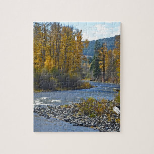 Herbstwald und Flussszene