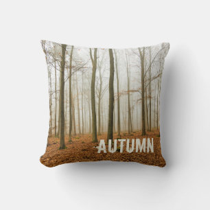 Herbstwaldnebel und Nebelfallsaison Kissen