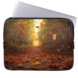 Herbstwaldweg fallende Blätter Laptopschutzhülle