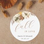 Herbstweiße Pumpkins fallen in Liebe Hochzeit Runder Aufkleber<br><div class="desc">Hochzeitsaufkleber und Aufkleber zum Thema Herbst nach Maß mit Kalligraphie aus "Fall in Liebe" mit rustikalem,  weißem Kürbisgeflecht.</div>