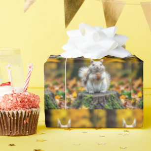 Herbstweißes Eichhörnchen auf einem Baumstumpf Geschenkpapier