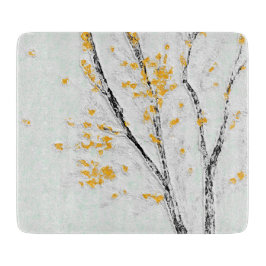 Herbstzweige mit gelben Herbstlauben Schneidebrett