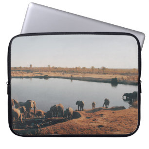 HERD VON ELEPHANEM TRINKWASSER AUS DEM SEE LAPTOPSCHUTZHÜLLE