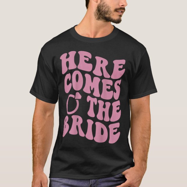 Here Comes Bride Groovy Groom Engaged Mrs Bachelor T-Shirt (Vorderseite)